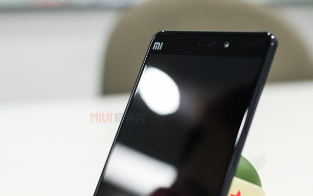 Mi Note sở hữu màn hình 5,7 inch với độ phân giải 1080p, đồng thời đây là sản phẩm đầu tiên của dòng điện thoại Mi được trang bị mặt kính cong 2.5D nhằm nâng cao trải nghiệm người dùng