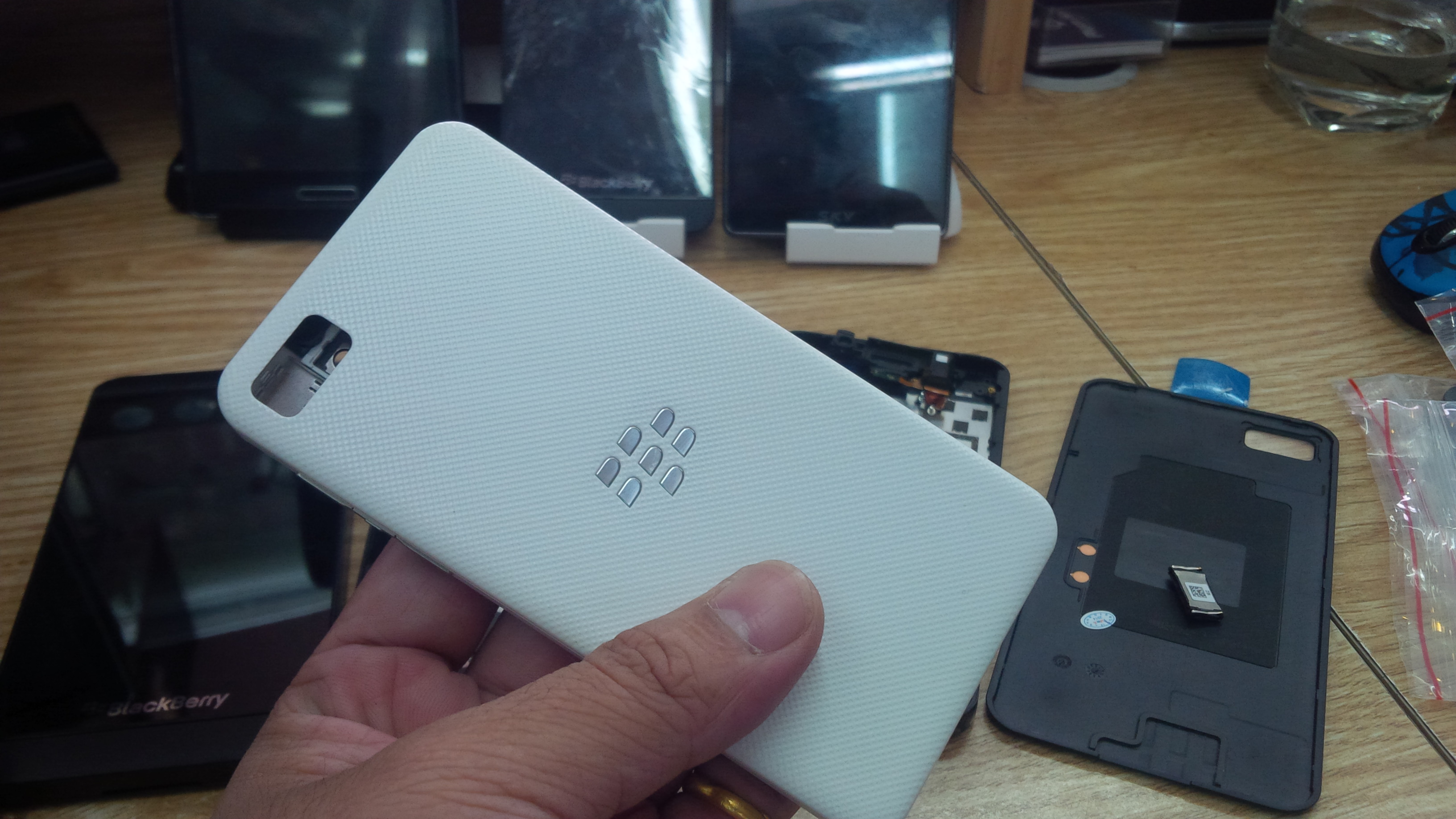 nap lung blackberry z10 mau trang