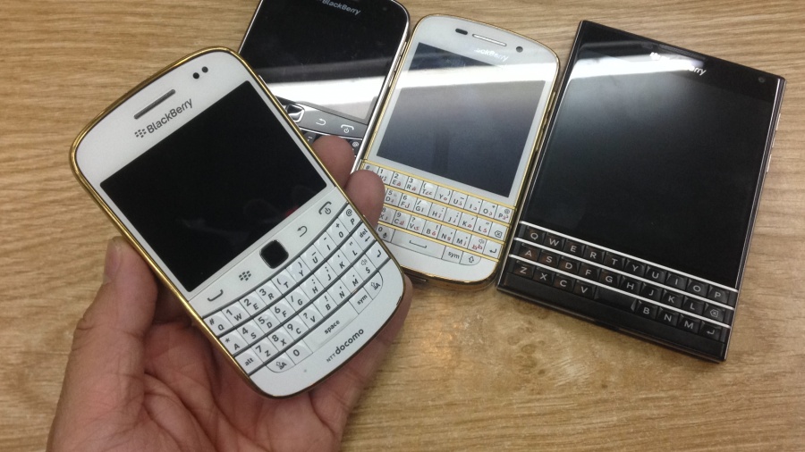 Dien thoai BlackBerry 9900 Bold Mau Trang