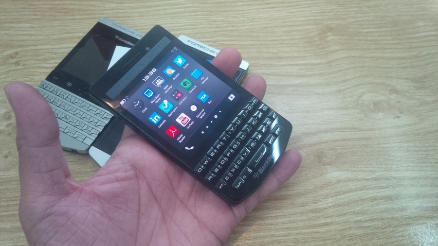 Man hinh BlackBerry P9983