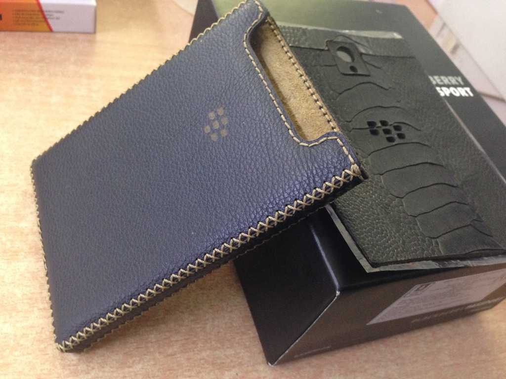 Bao da cam tay BlackBerry Passport Silver Edition Mau Den