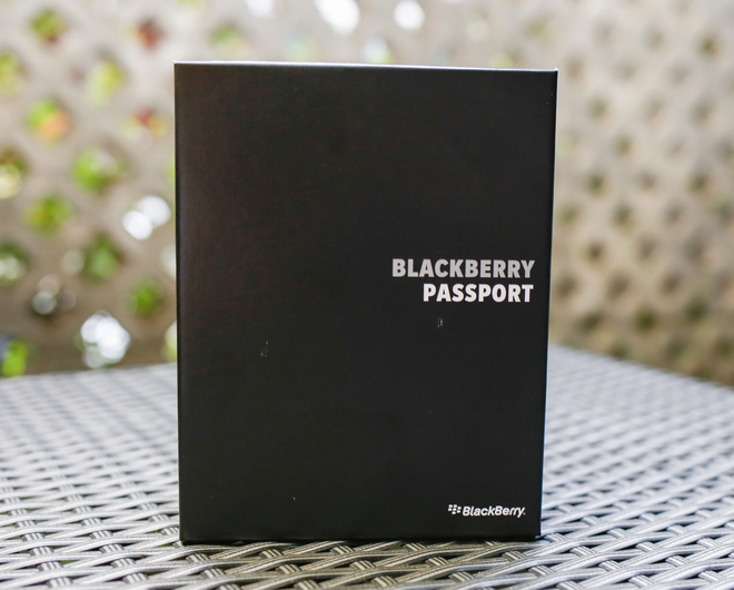 blackberry passport trắng