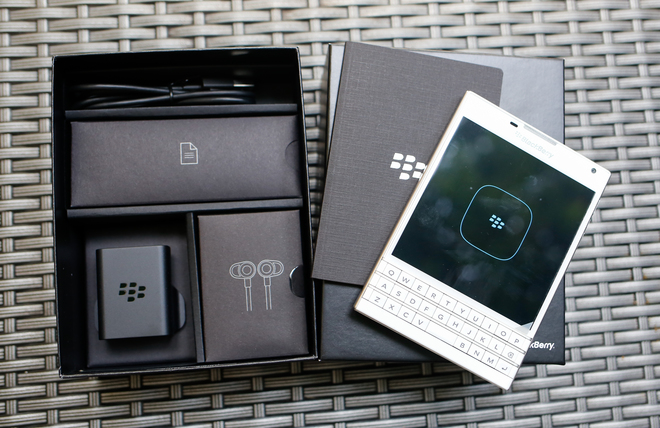 Blackberry passport trắng