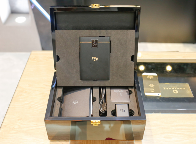 điện thoại blackberry vàng