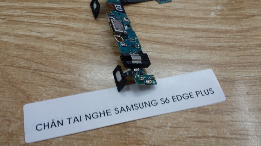 Chan cam tai nghe Samsung S6 Edge Plus