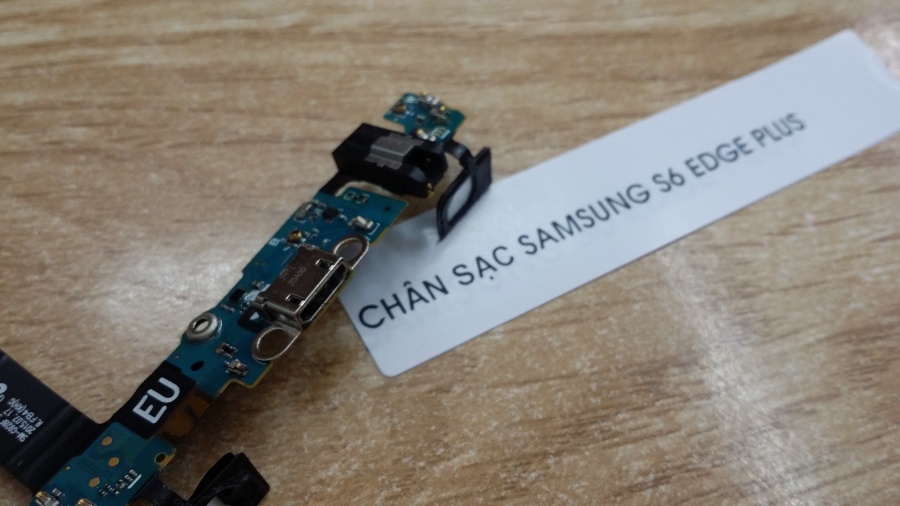 Chan sac pin dien thoai Samsung S6 Edge Plus