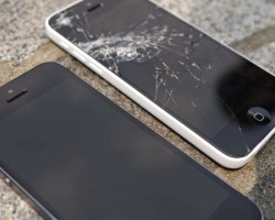 Màn hình smartphone vỡ hỏng nên thay hay bỏ?